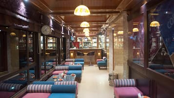 Bar (trong khuôn viên)