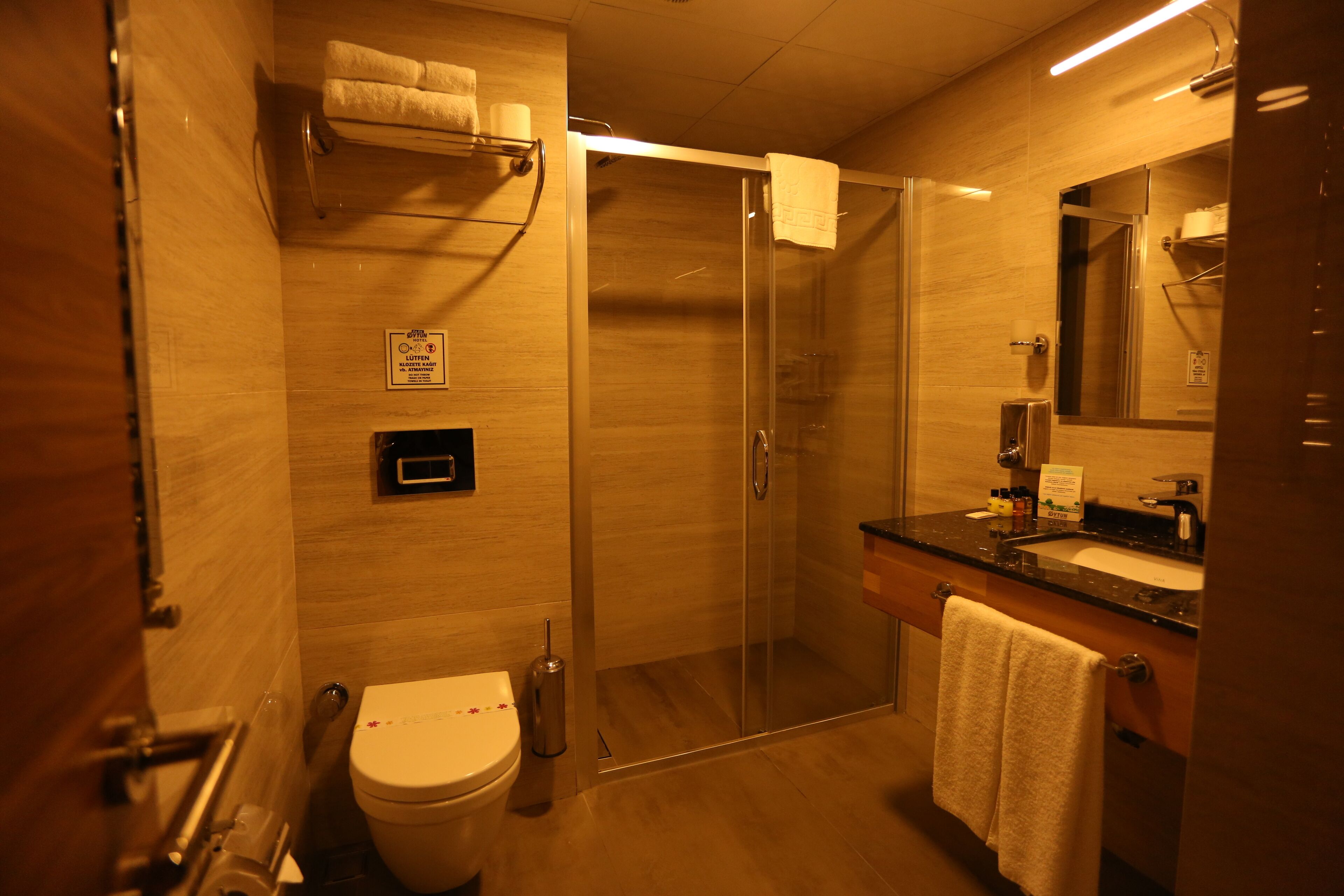 standard double or twin room | bathroom | shower, hydromassage showerhead, free toiletries, hair dryer
