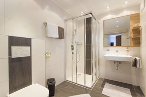 Apartment (Bernkogel) | Badezimmer | Dusche, Haartrockner, Handtücher