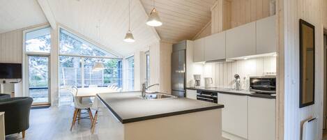 Een koelkast, een kookplaat, een vaatwasser