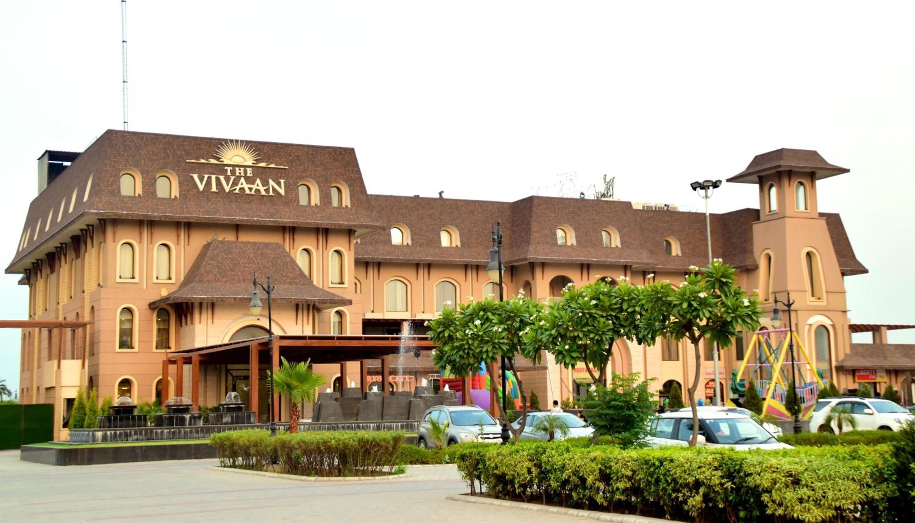 Un edificio grande e histórico con un cartel llamativo que dice "The VIVAAN".
