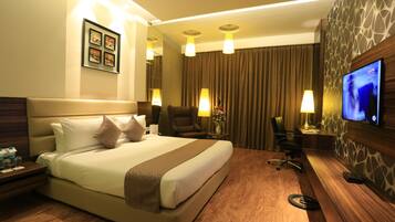 Executive Room | Minibar, in-room safe, desk, blackout curtains