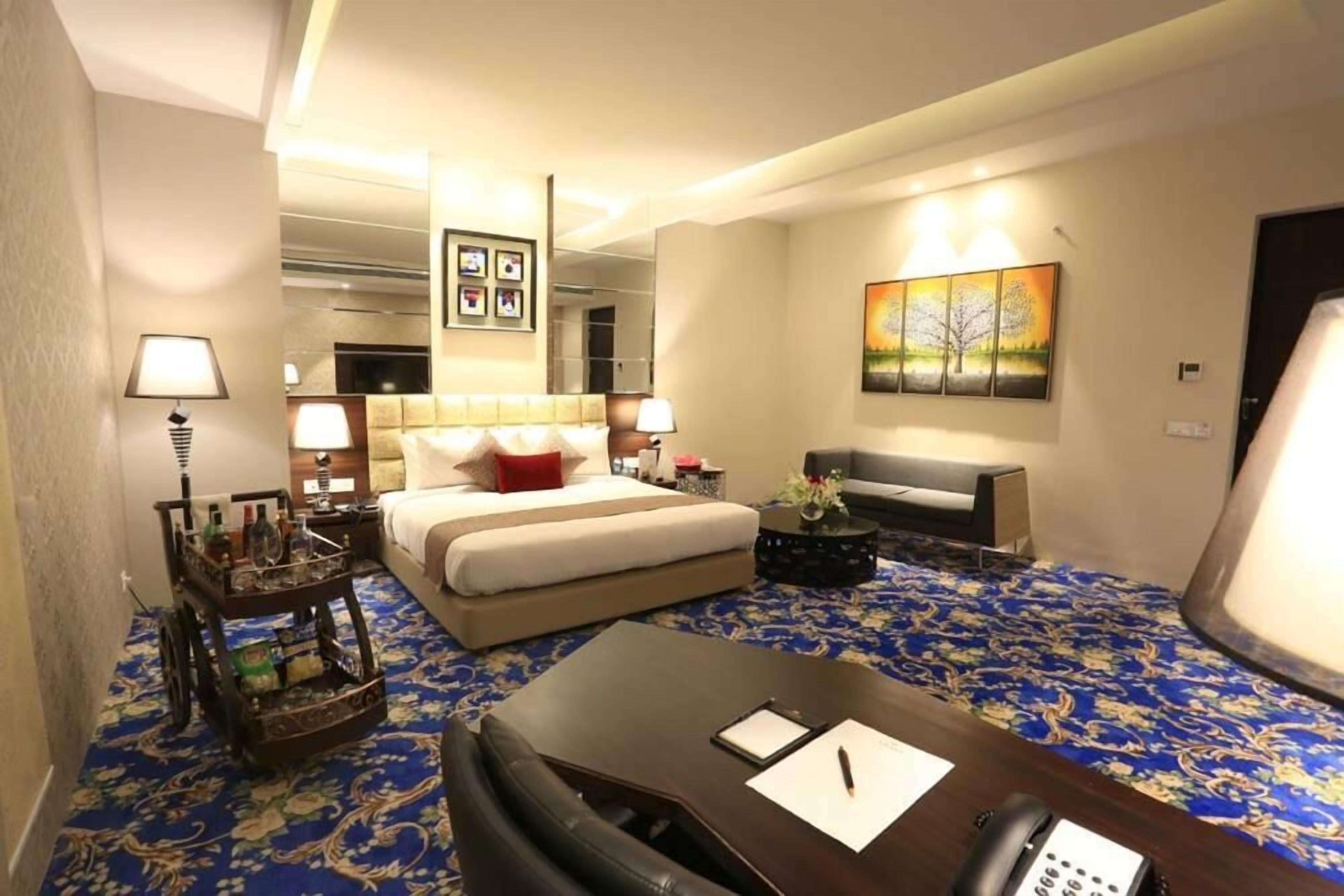Minibar, caja de seguridad en la habitación y escritorio 