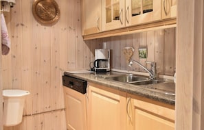 Fridge, stovetop, dishwasher, coffee/tea maker - 3 bedroom stunning home in Sjusjøen (Sjusjøen)