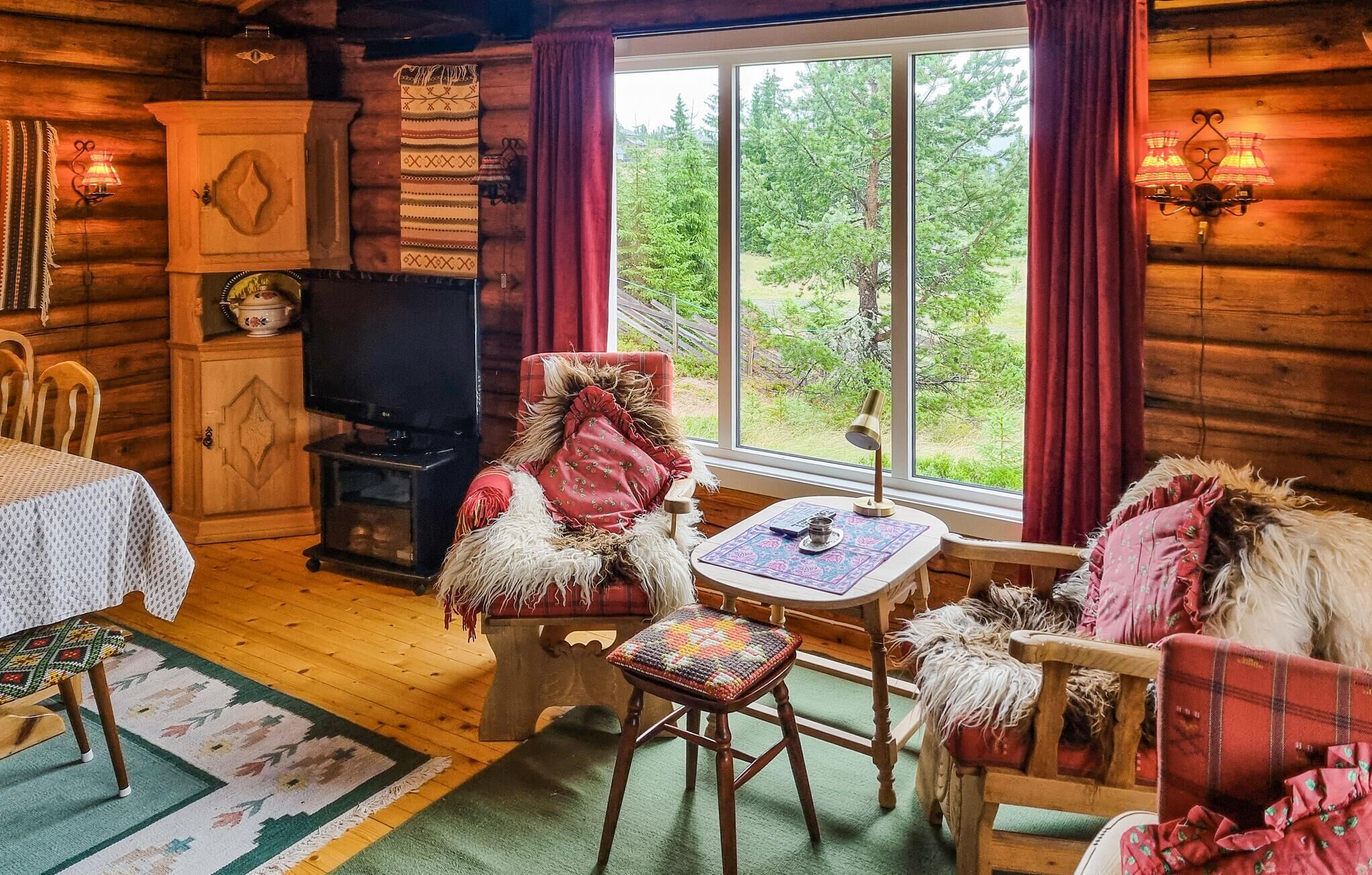 Televisión y chimenea 