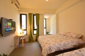 Escritorio, cortinas blackout y camas plegables/adicionales