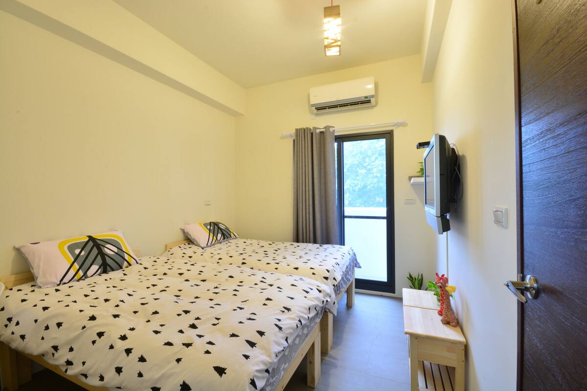 Habitación económica con 2 camas individuales | Escritorio, cortinas blackout, camas extra y wifi gratis