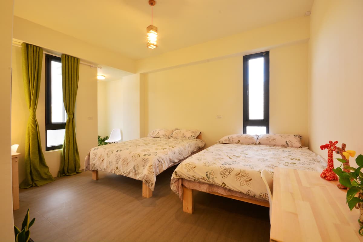 Habitación cuádruple Confort | Escritorio, cortinas blackout, camas extra y wifi gratis
