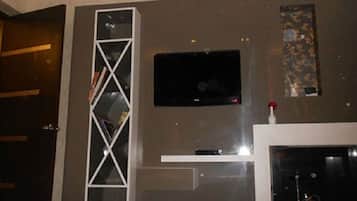 Bar mini, peti besi dalam bilik, seterika/papan seterika