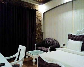 Minibar, coffres-forts dans les chambres, fer et planche à repasser