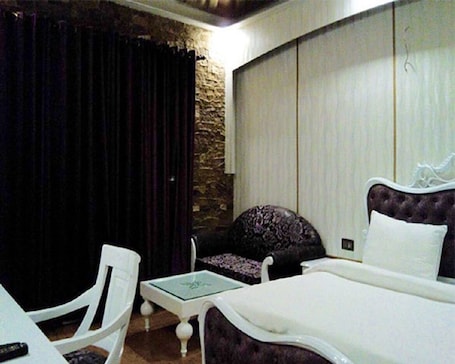 Minibar, in-room safe, iron/ironing board, rollaway beds. Eco Heights