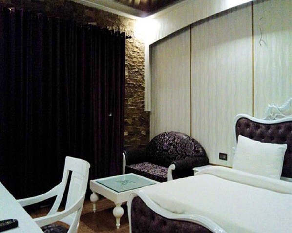 Minibar, brankas, setrika/meja setrika, dan tempat tidur lipat/tambahan