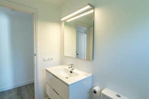 Suihku, hiustenkuivaaja, pyyhkeet