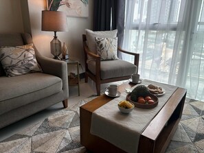 Deluxe-huoneisto, parveke, vuoristonäköala | Oleskelualue | Taulutelevisio