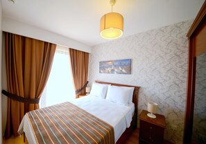 Minibar, desk, laptop workspace, blackout curtains - Sarajevo Suit Hotel (Cayirova)