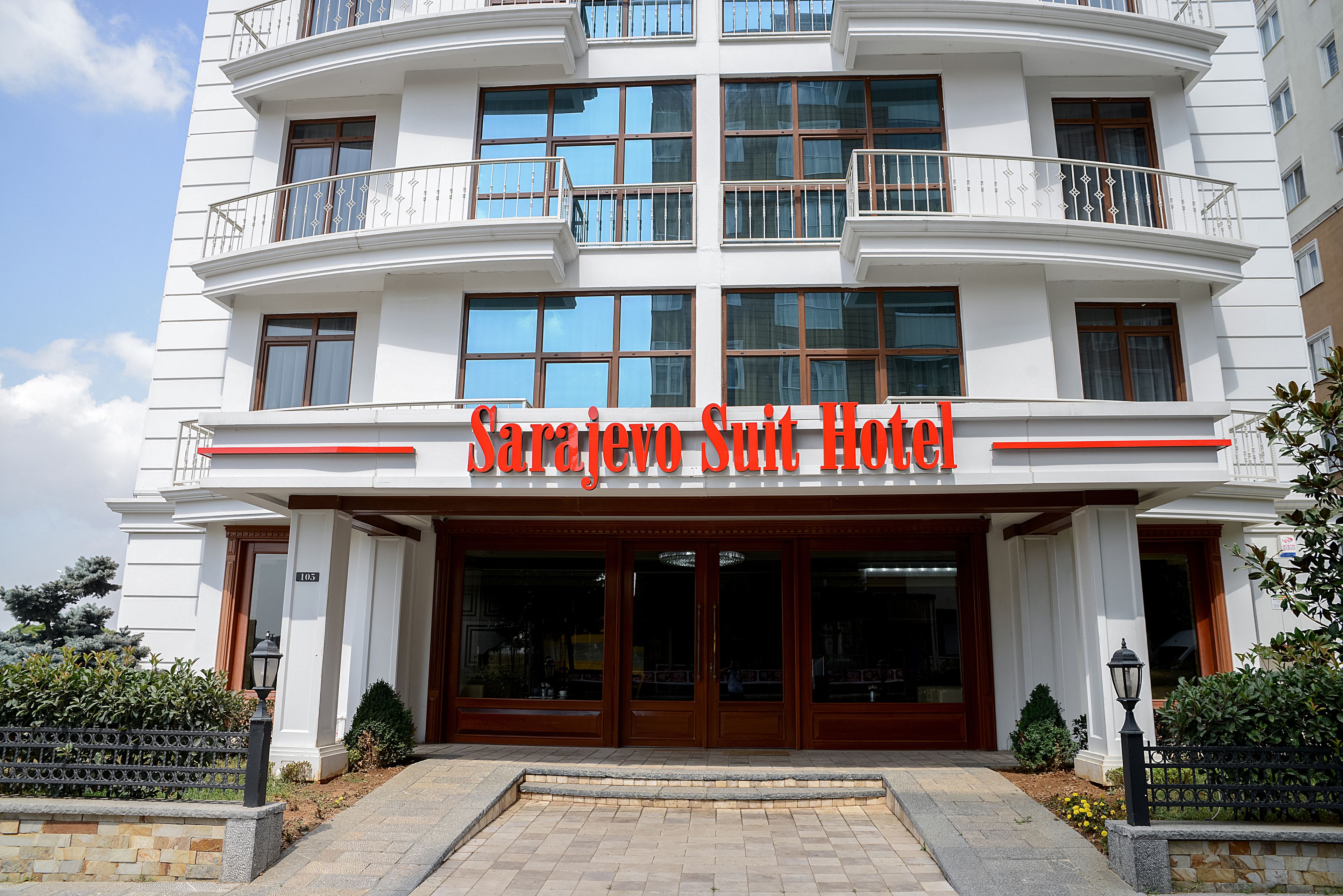 Monikerroksinen rakennus, jonka kyltissä lukee: ”Sarayjevo Suit Hotel”.