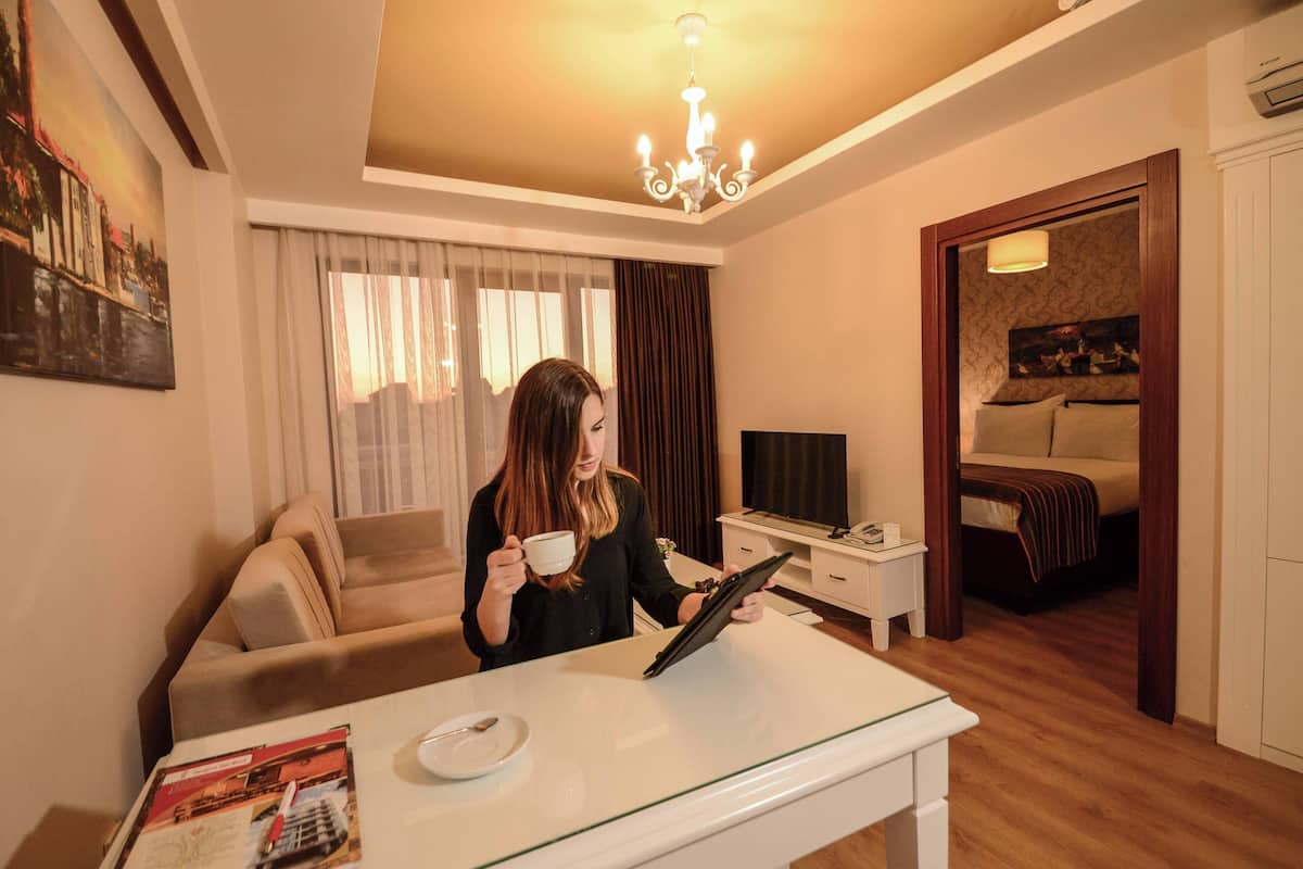 Standard Suite | Minibar, desk, laptop workspace, blackout drapes