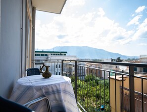 Apartamento, vistas al jardín | Balcón