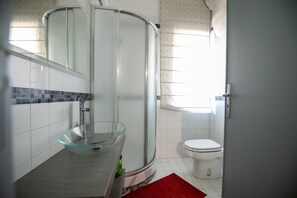 Departamento, vista al jardín | Baño | Regadera, regadera tipo lluvia, amenidades de baño gratuitas 