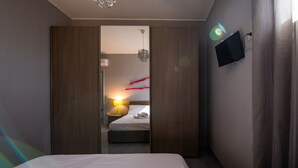 Schreibtisch, Bügeleisen/Bügelbrett, kostenlose Babybetten