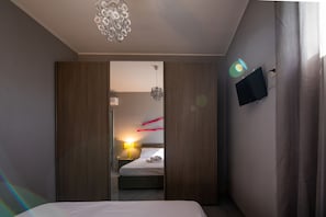 Een bureau, een strijkplank/strijkijzer, gratis babybedden, gratis wifi