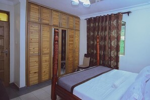 2 bedrooms, Egyptian cotton sheets, premium bedding, pillowtop beds - Evelyn Apartments (Kampala)
