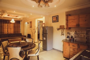 Full-size fridge, microwave, oven, stovetop - Evelyn Apartments (Kampala)
