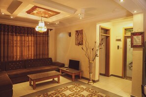 2 bedrooms, Egyptian cotton sheets, premium bedding, pillowtop beds - Evelyn Apartments (Kampala)