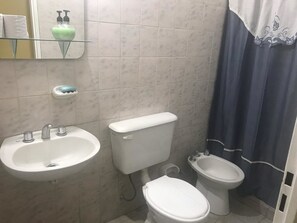 Economy-Haus, 2 Schlafzimmer, Nichtraucher, eigenes Bad | Badezimmer | Dusche, Regendusche, Bidet, Handtücher