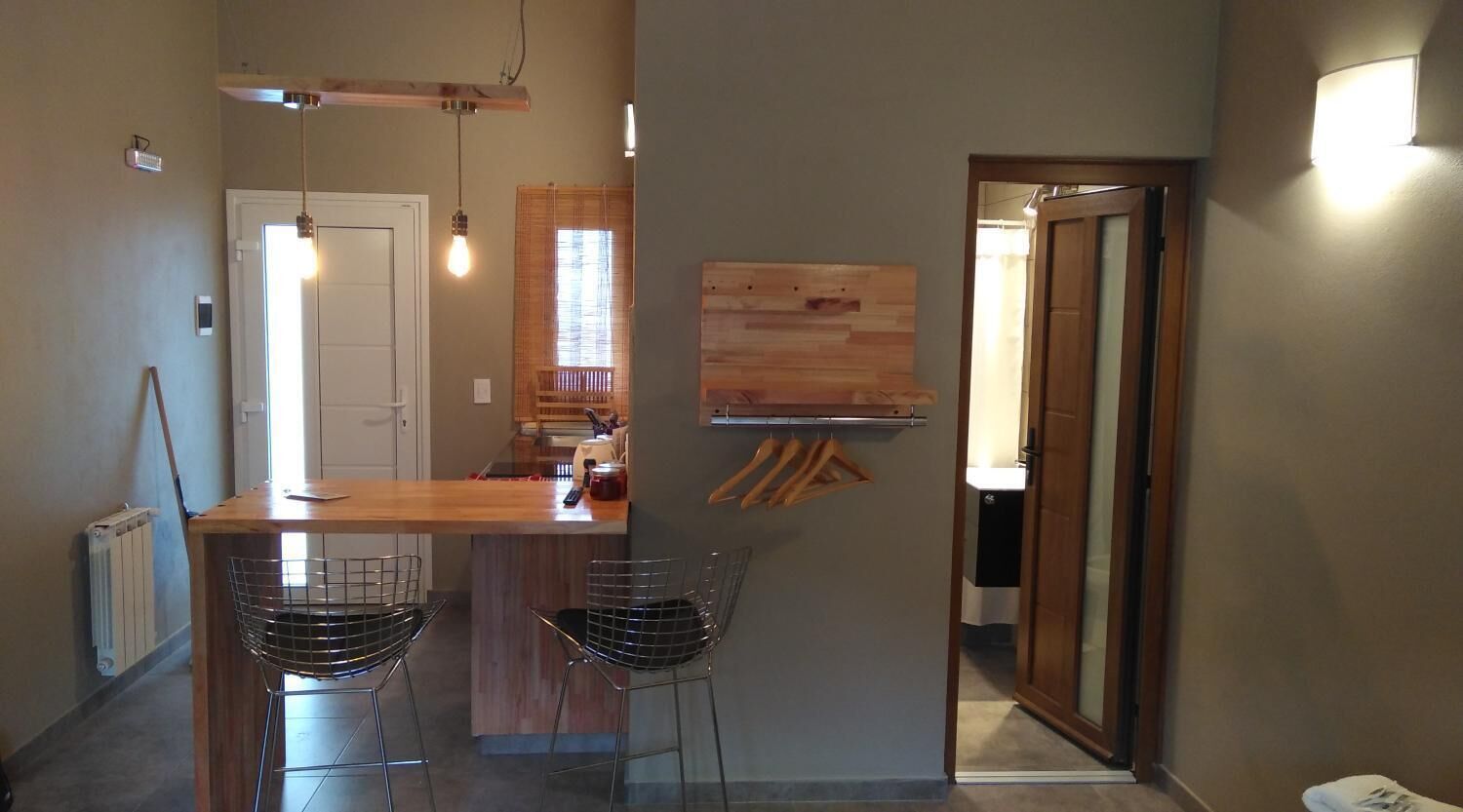 Grand réfrigérateur, micro-ondes, four, plaque de cuisson