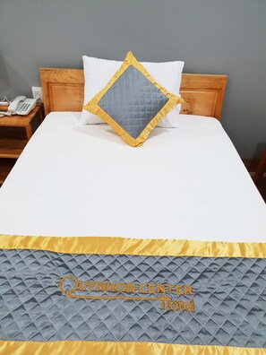 Premium bedding, desk, laptop workspace, blackout drapes - Khách sạn Quy Nhơn Center (Quy Nhon)