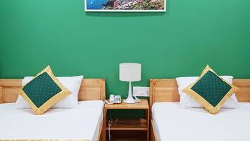 Habitación estándar con 2 camas individuales | Ropa de cama de alta calidad y escritorio