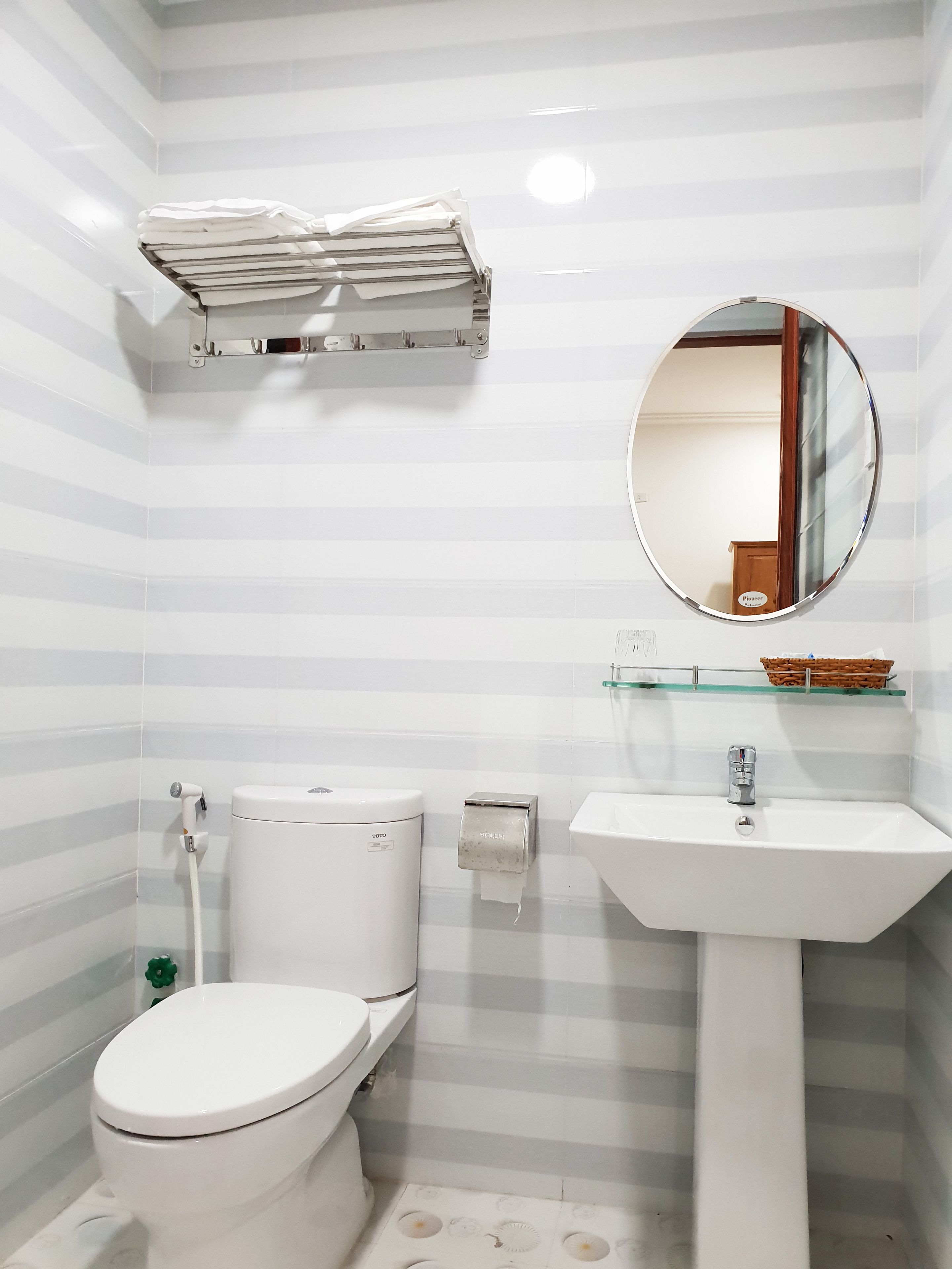 Shower, hydromassage showerhead, free toiletries, hair dryer