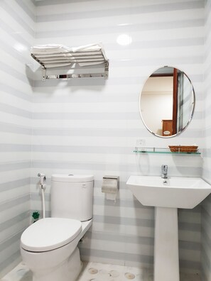 샤워 시설, 수중안마 샤워기, 무료 세면용품, 헤어드라이어