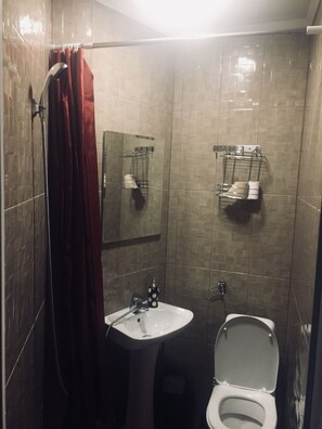 Comfort slaapzaal | Badkamer | Een douche, gratis toiletartikelen, een haardroger, handdoeken