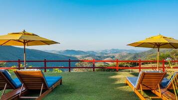 Piscina externa, barracas de cortesia, guarda-sóis