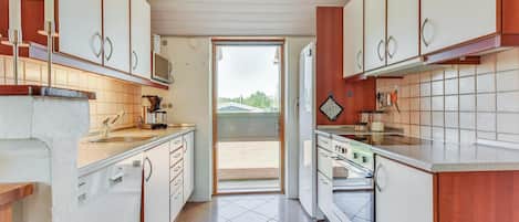 Kylskåp, spishäll, diskmaskin och kaffe- och tebryggare