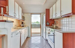 Køleskab, kogeplade, opvaskemaskine, kaffe-/temaskine