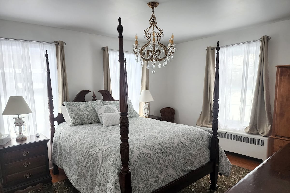 Queen Room Chapman Carriage House Room 21 | Ferro/asse da stiro, Wi-Fi gratuito, lenzuola
