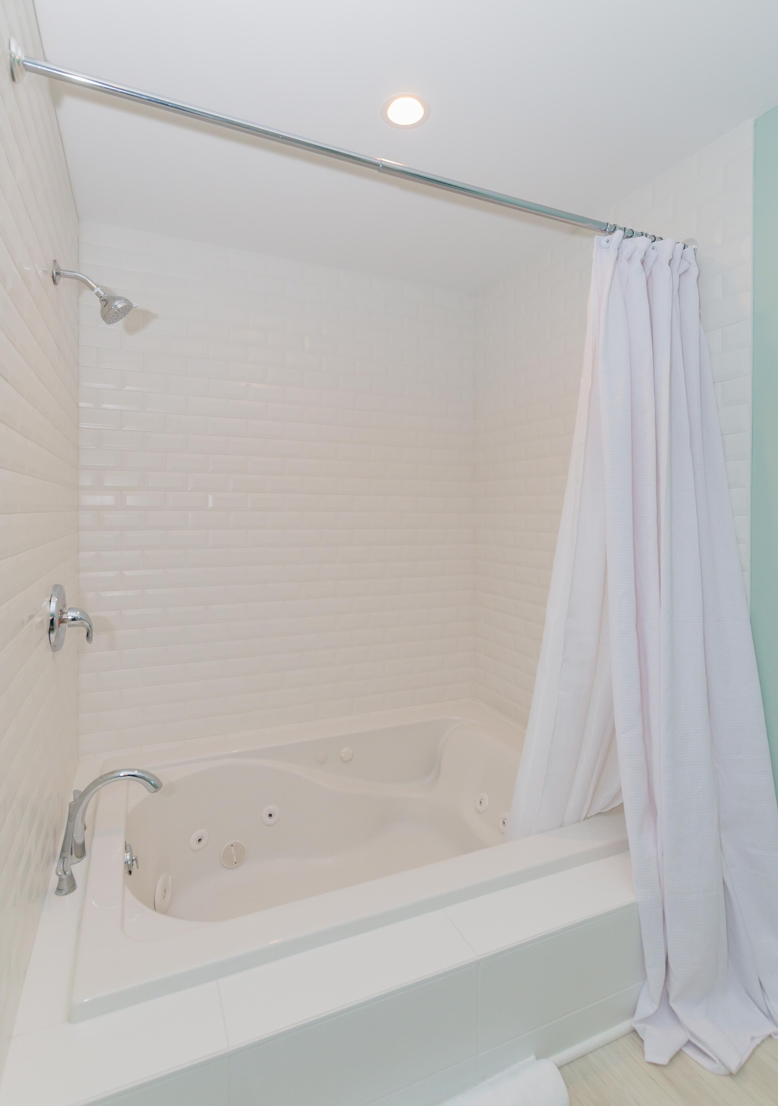 Ein modernes Badezimmer mit einer bodenebenen Dusche, einer Badewanne und einem WC.