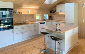 Kühlschrank, Mikrowelle, Herdplatte, Geschirrspüler