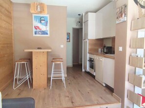 Réfrigérateur, four à micro-ondes, surface de cuisson, lave-vaisselle