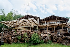 Vista frontal de la propiedad