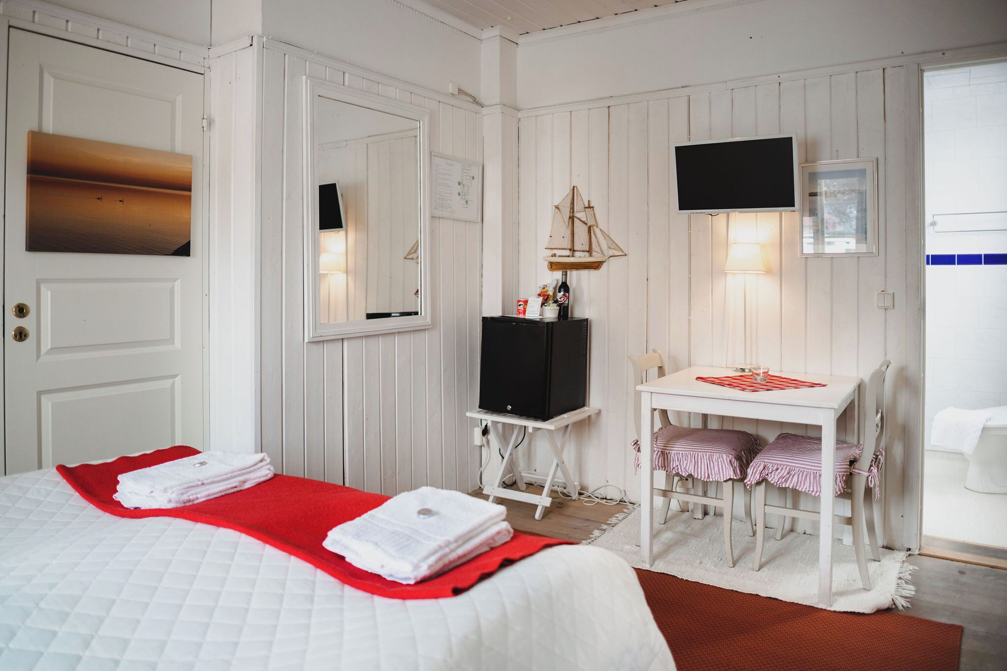 Comfort dubbelrum - 1 queensize-säng | Vardagsrum | 55-tums smart-tv med digitalkanaler, tv och Netflix