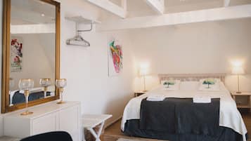 Deluxe dubbelrum - 1 queensize-säng | Sängtillbehör av högsta kvalitet, minibar och individuell inredning