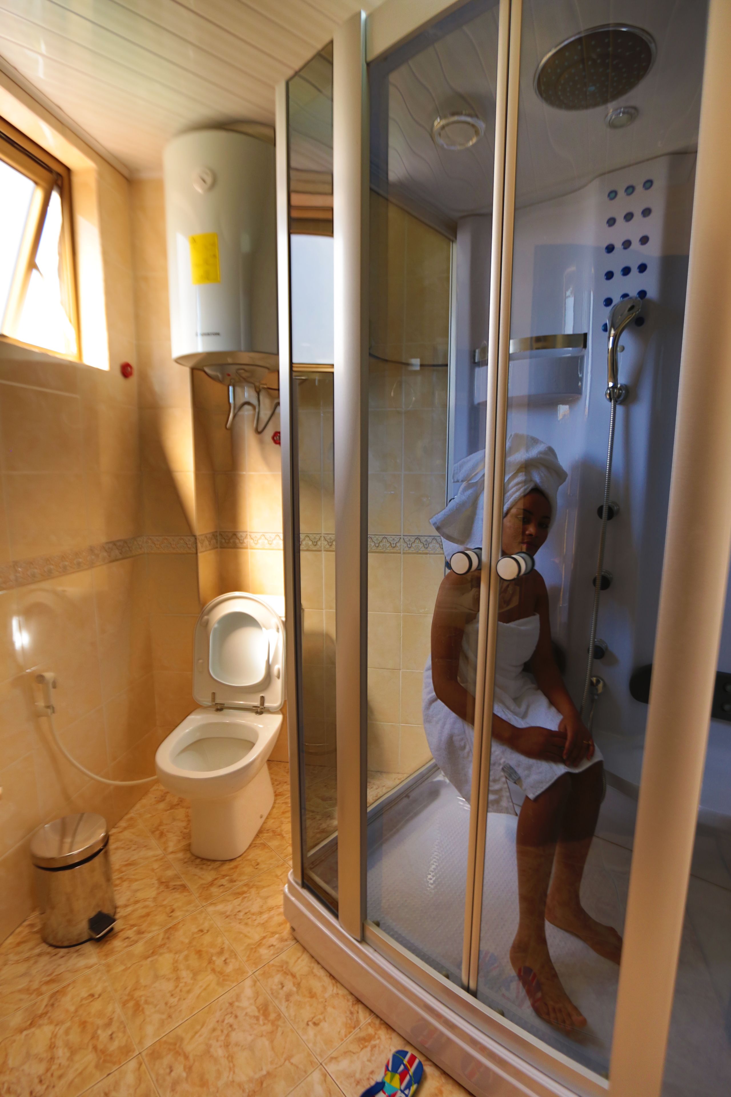 deluxe suite | bathroom | combined shower/bathtub, deep-soaking bathtub, rainfall showerhead