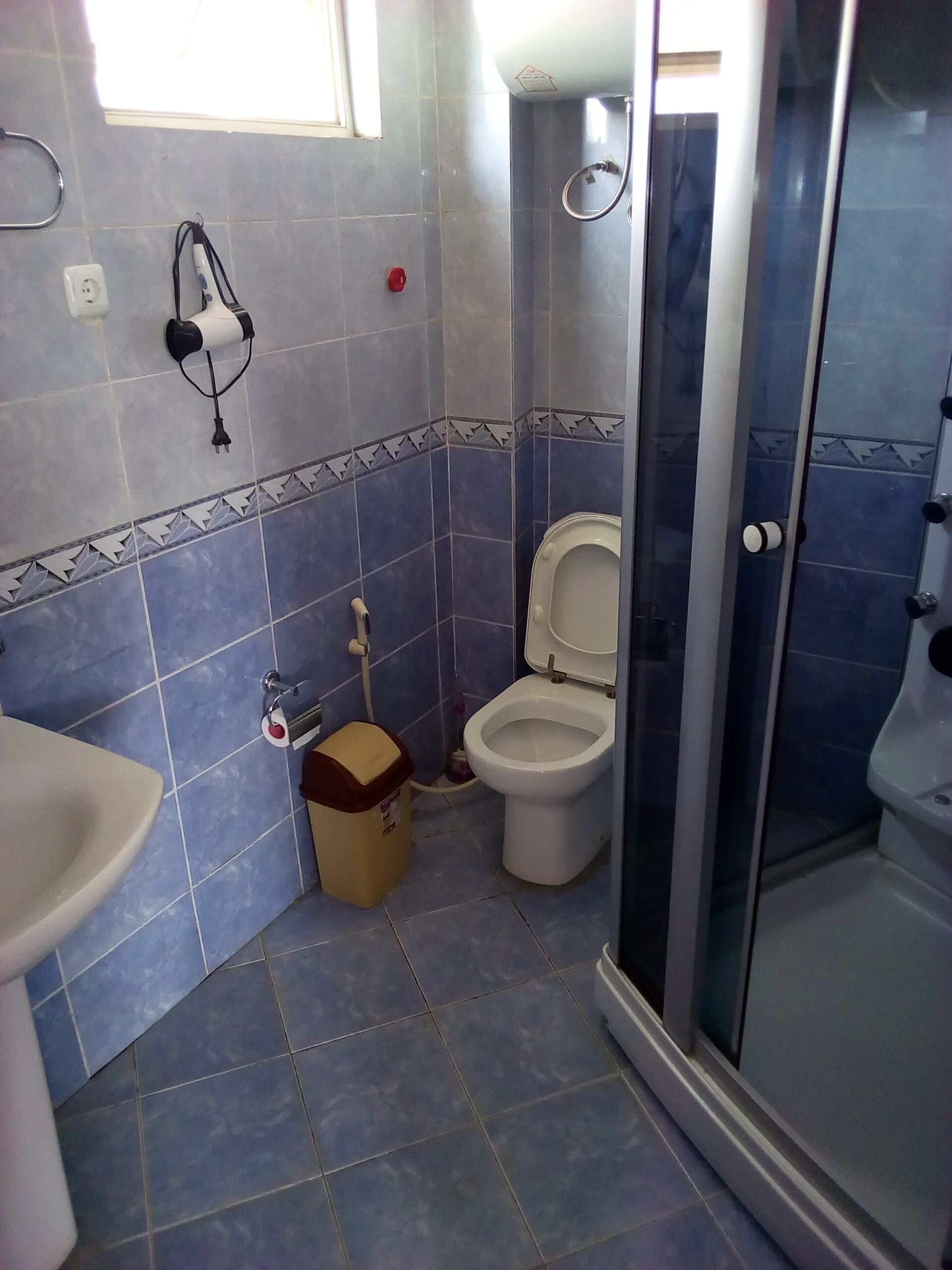 combined shower/bathtub, deep-soaking bathtub, rainfall showerhead