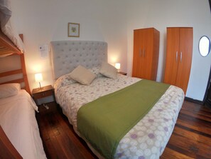 غرفة عائلية رباعية - غرفة نوم واحدة - لغير المدخنين | تجهيزات عازلة للصوت وواي فاي مجانًا وملاءات أسرّة