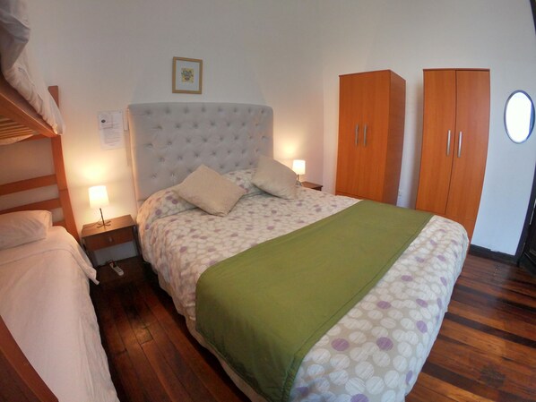 Family Quadruple Room, 1 Bedroom, Non Smoking | Soundproofing, free WiFi, bed sheets - Volta Inn Hostel (Valparaiso)