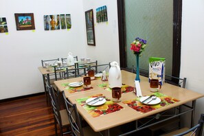 City Single Room, 1 Twin Bed, Non Smoking | Breakfast area | Daily continental breakfast (USD 5 per person) - Volta Inn Hostel (Valparaiso)